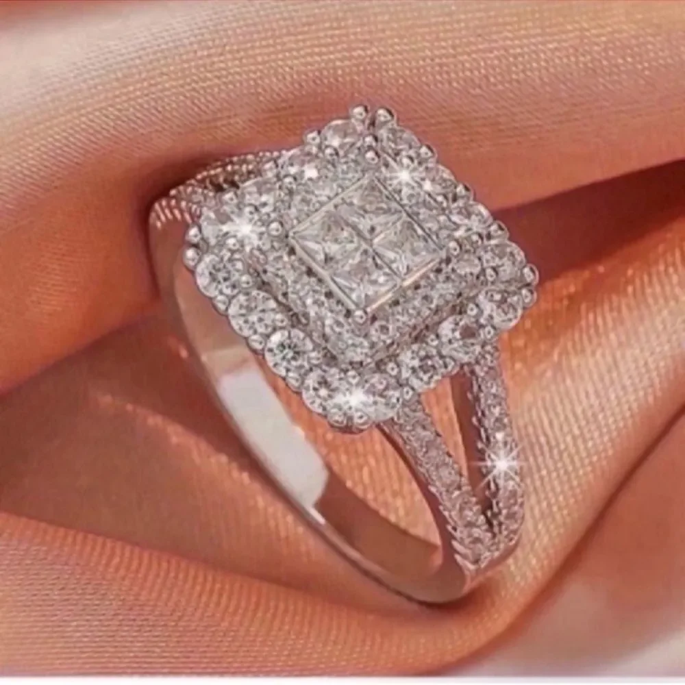 Elegant NWT Cubic Zirconia Geometric Ring 6/7